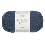 Sandnes Garn Mandarin Petit Garn in Dunkelgraublau, perfekt für Strick- und Häkelprojekte.