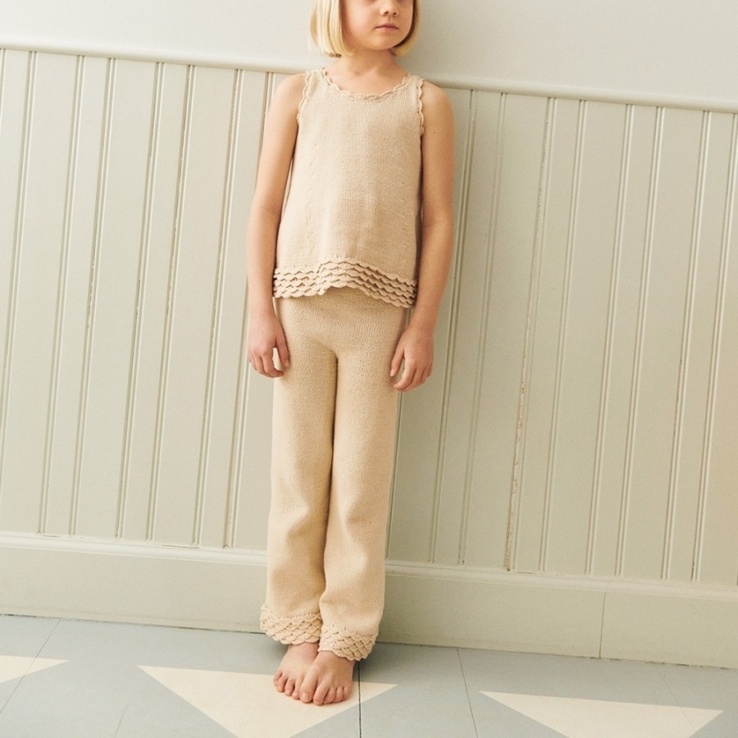 Roselyn Singlet Junior Strickset Roselyn Singlet & Pants Junior mit Garn und Anleitung – Bild 1