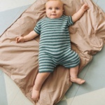 Strickset Theodore Playsuite Baby mit Garn und Anleitung – Bild 3