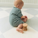 Strickset Theodore Playsuite Baby mit Garn und Anleitung – Bild 5