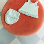 Strickset Rosette Top, Pants & Bloomer Baby mit Garn und Anleitung – Bild 5