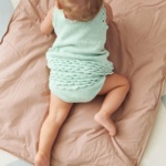 Strickset Rosette Top, Pants & Bloomer Baby mit Garn und Anleitung – Bild 6