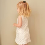 Strickset -LILJA DRESS BABY mit Garn und Anleitung – Bild 4