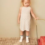 Strickset Lilja Dress Baby mit Garn und Anleitung