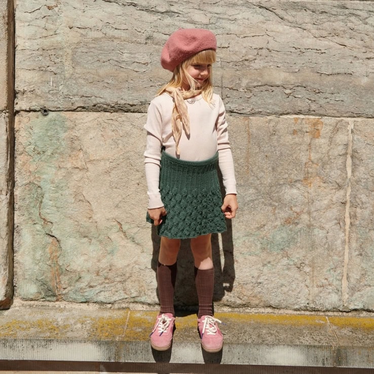 Lilja Skirt Junior Strickset LILJA SKIRT JUNIOR mit Garn und Anleitung – Bild 1