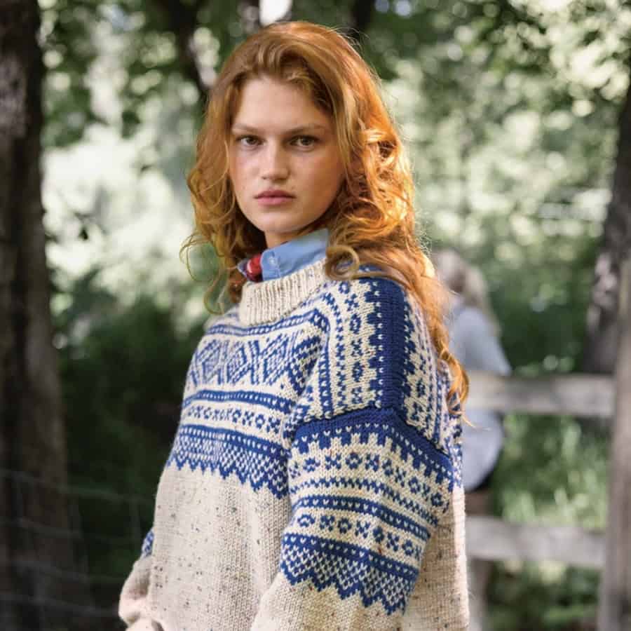 Marius Damegenser: klassischer Norwegerpullover in Naturweiß und Blau, gestrickt mit Sandnes Peer Gynt