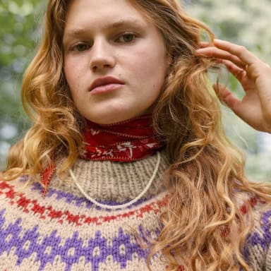 Sandnes Garn Polar-light Damenpullover aus Wolle, Strickmuster, Nahaufnahme.
