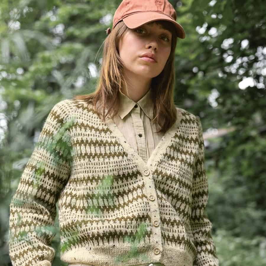 Kleiva Jakke mit feinem Norwegermuster, gestrickt aus Sandnes Tynn Peer Gynt