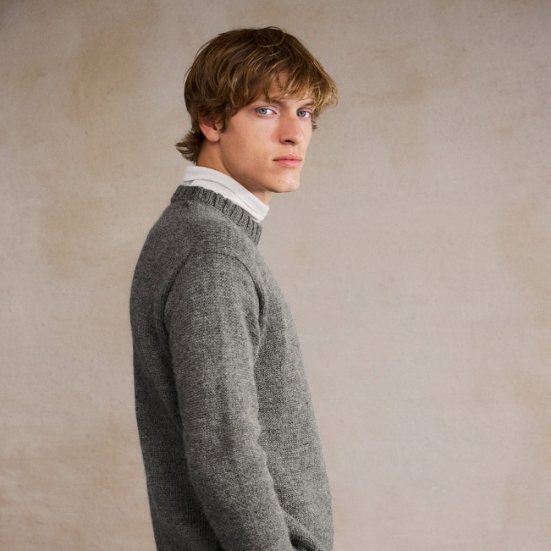 Sandnes Garn Brendan Sweater Man aus Wolle, für mittlere Größen, in Grau.