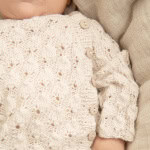 Strickset LILJA CARDIGAN,DIAPER PANTS,TIGHTS & BONNET mit Garn und Anleitung – Bild 3