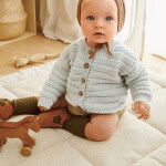 Strickset FILLIP CARDIGAN, PANTS & BONNET mit Garn und Anleitung – Bild 2