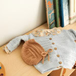 Strickset FILLIP CARDIGAN, PANTS & BONNET mit Garn und Anleitung – Bild 5