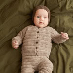 Strickset FILLIP CARDIGAN, PANTS & BONNET mit Garn und Anleitung