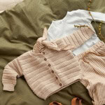 Strickset FILLIP CARDIGAN, PANTS & BONNET mit Garn und Anleitung – Bild 6