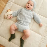 Strickset APRIL CARDIGAN, DIAPER PANTS & BONNET mit Garn und Anleitung