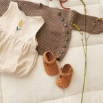 Strickset APRIL CARDIGAN, DIAPER PANTS & BONNET mit Garn und Anleitung – Bild 4