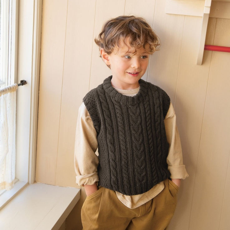 Caspian Slipover Junior Strickset CASPIAN SLIPOVER JUNIOR mit Garn und Anleitung – Bild 1