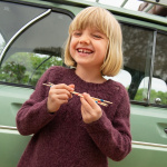 Strickset SWEET PEA DRESS JUNIOR mit Garn und Anleitung – Bild 4