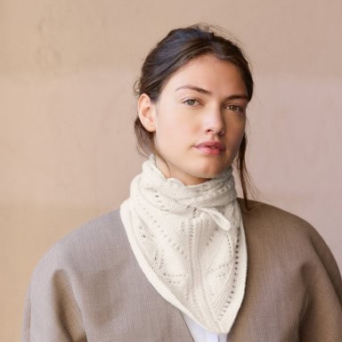 Sandnes Garn Einzelanleitung 2508-1 Petra Scarf zeigt ein elegantes, gestricktes Tuch in Cremefarbe.