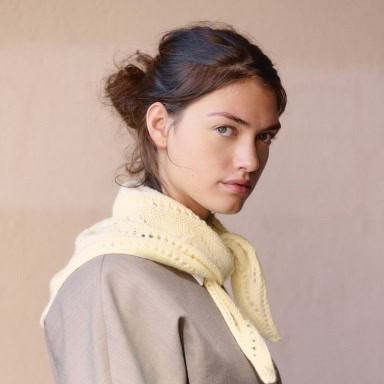 Sandnes Garn Petra Schal aus weicher Wolle für mittleres Niveau, perfekt zum Stricken oder Häkeln.