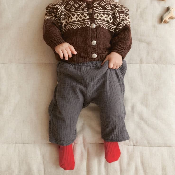 Setesdal-Jacke Baby Strickset SETESDALKOFTE BABY mit Garn und Anleitung – Bild 1