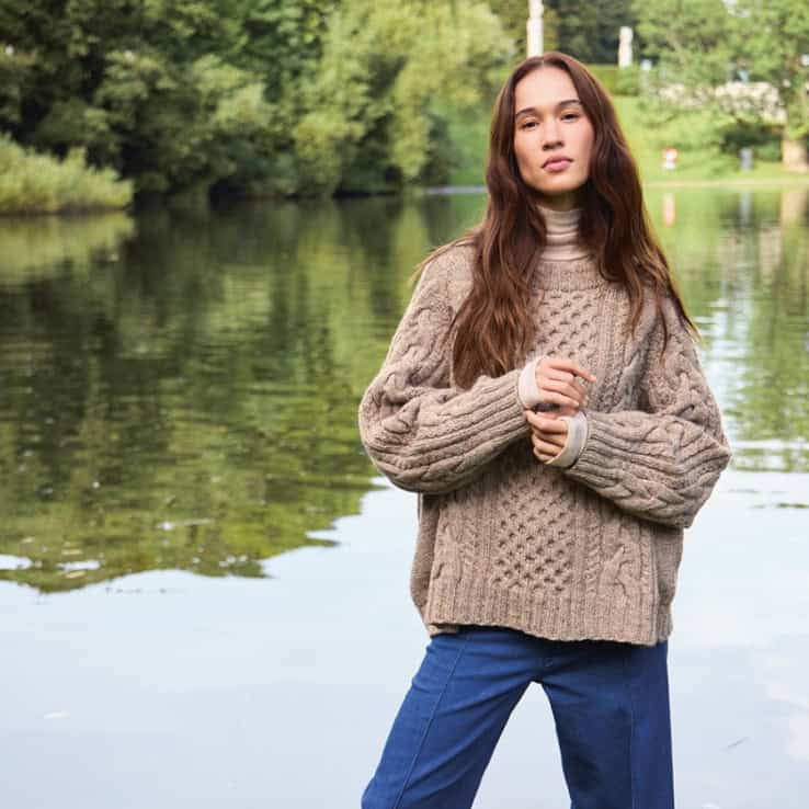 Wilbur Cable Sweater Strickset WILBUR CABLE SWEATER mit Garn und Anleitung – Bild 1