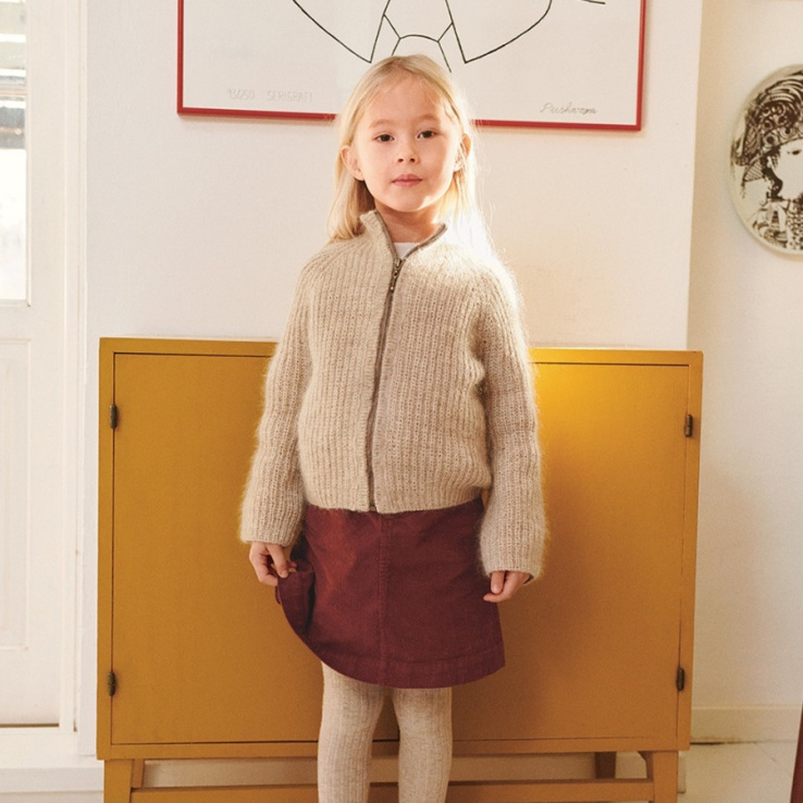Tia Zipper Jacket Junior Strickset TIA ZIPPER JACKET JUNIOR mit Garn und Anleitung – Bild 1