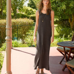 Sandnes Garn Einzelanleitung 2604-10 Roselyn Long Dress auf einer Frau im Garten.