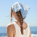 Sandnes Garn Top mit Strickmuster, getragen bei sonnigem Strandwetter.