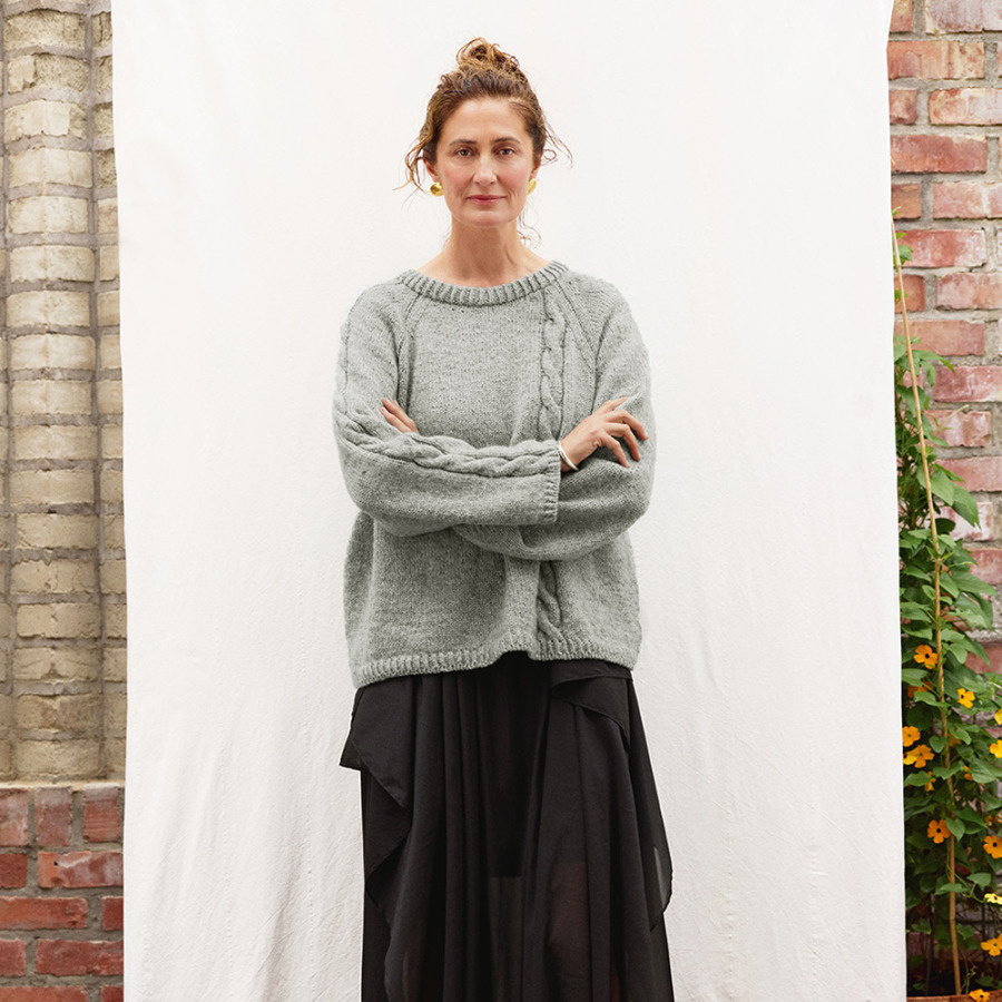 Laura Sweater aus der Sandnes-Kollektion DIY 2606, Raglanpullover mit asymmetrischer Zopfpasse.