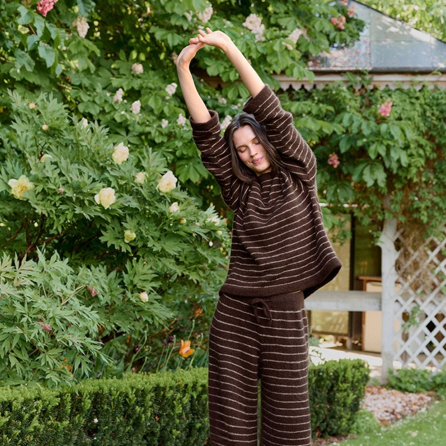 Riley Sweater aus der Sandnes-Kollektion DIY 2606, gestreifter Pullover mit passender Hose.