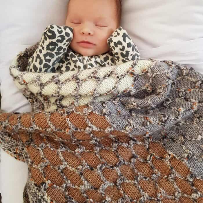 Strickset für Babydecke "Beehive" mit Garn und Anleitung – Bild 1