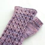 Strickset für Handstulpen "Martine Mitts" mit buntem Garn und kostenloser Anleitung im Wollke-Sho.