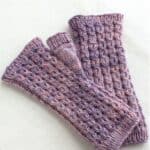 Handgestrickte Handstulpen aus buntem Garn, perfekt für das Strickset "Martine Mitts" im Wollke-S.