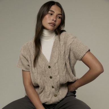Rowan Oberteil Junia aus Wolle, gestrickt, in beige, mit Kabelmuster, für Anleitung geeignet.
