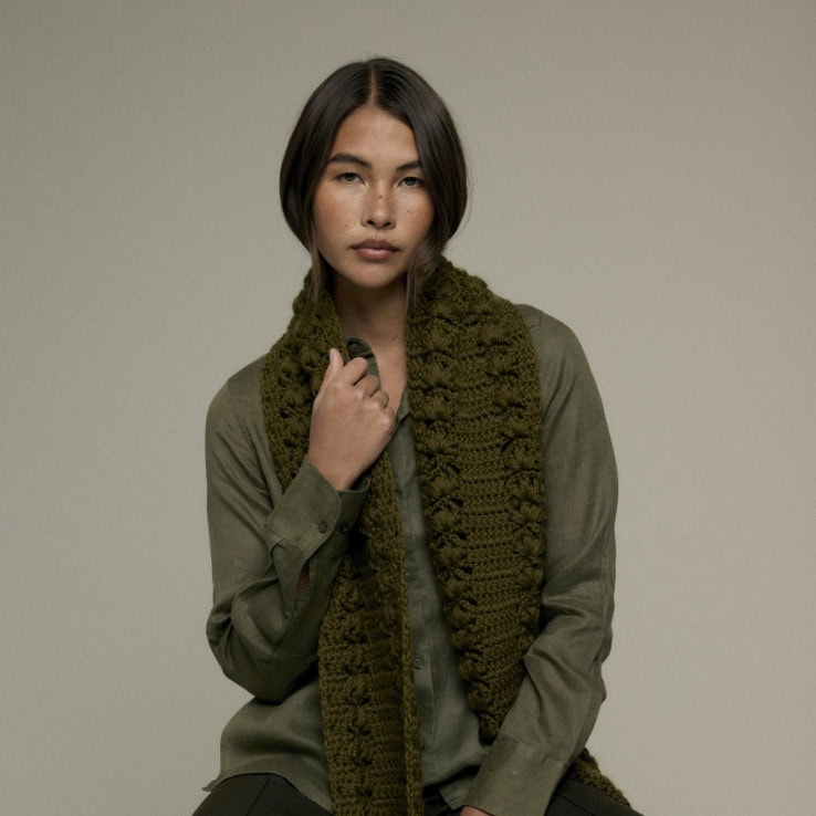 Anleitung Schal Mallow Rowan Schal Mallow aus Wolle, perfekt zum Stricken und Häkeln, im Fokus auf das Produkt.