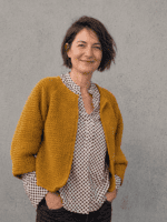 Häkeljacke "Moorland" in Senfgelb, perfekt für Stricken und Häkeln, aus hochwertiger Wolle für gemütliche Herbst- und Wi.