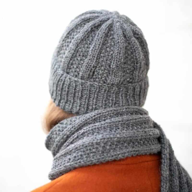 Warme graue Strickmütze und Schal aus Wolle, perfekt für den Winter, handgestrickt, gemütlich und stilvoll.