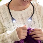 Nackenlampe mit LED-Leuchten zum Stricken und Häkeln, ideal für Woll- und Garnarbeiten bei schlechten Lichtverhältnissen.