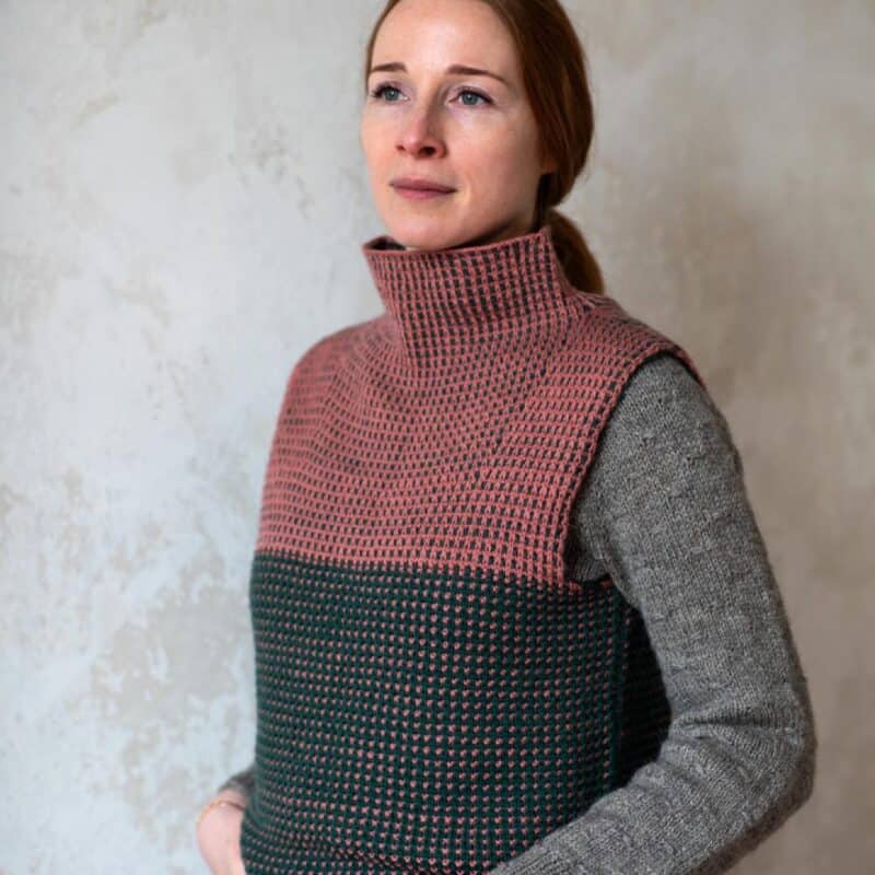Strickpullover mit hohem Kragen in Rot, Grau und Dunkelgrün, perfekt für kalte Tage.