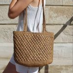 Gemütliche gehäkelte Tasche "Riviera" aus Garn, perfekt für Sommer und Strand.