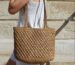 Gemütliche gehäkelte Tasche "Riviera" aus Garn, perfekt für Sommer und Strand.