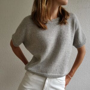 Strickset für das Kurzarmshirt 'Sonya' mit passendem Garn, ideal für Stricken und Häkeln.