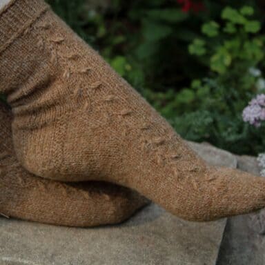 Stricksocke aus braunem Garn, passend zum Strickset für Alyssum Kerchief.
