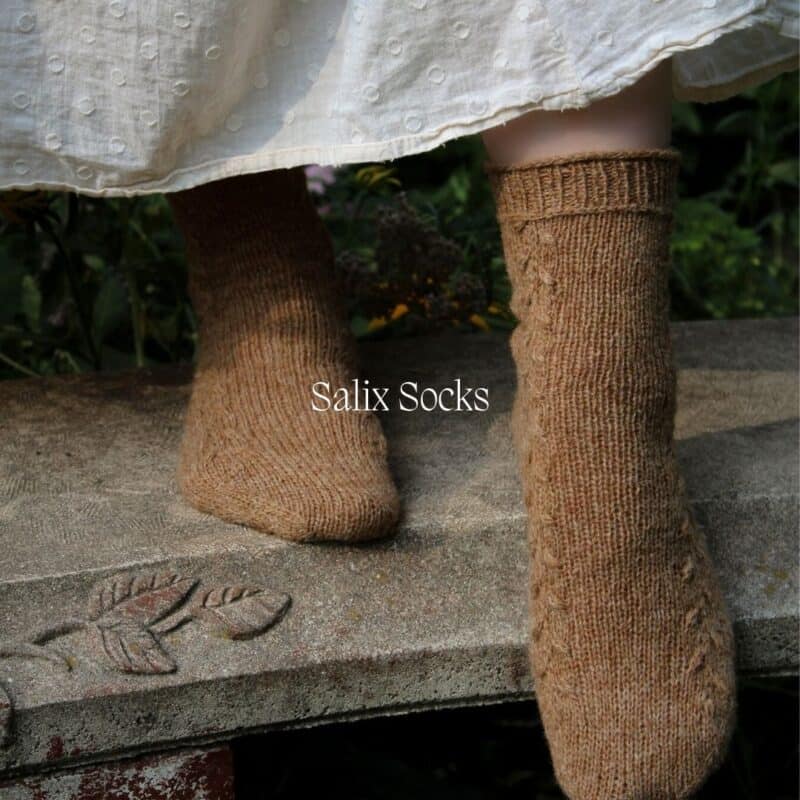 Wollsocken in Braun, passend zum Strickset für Alyssum Kerchief.