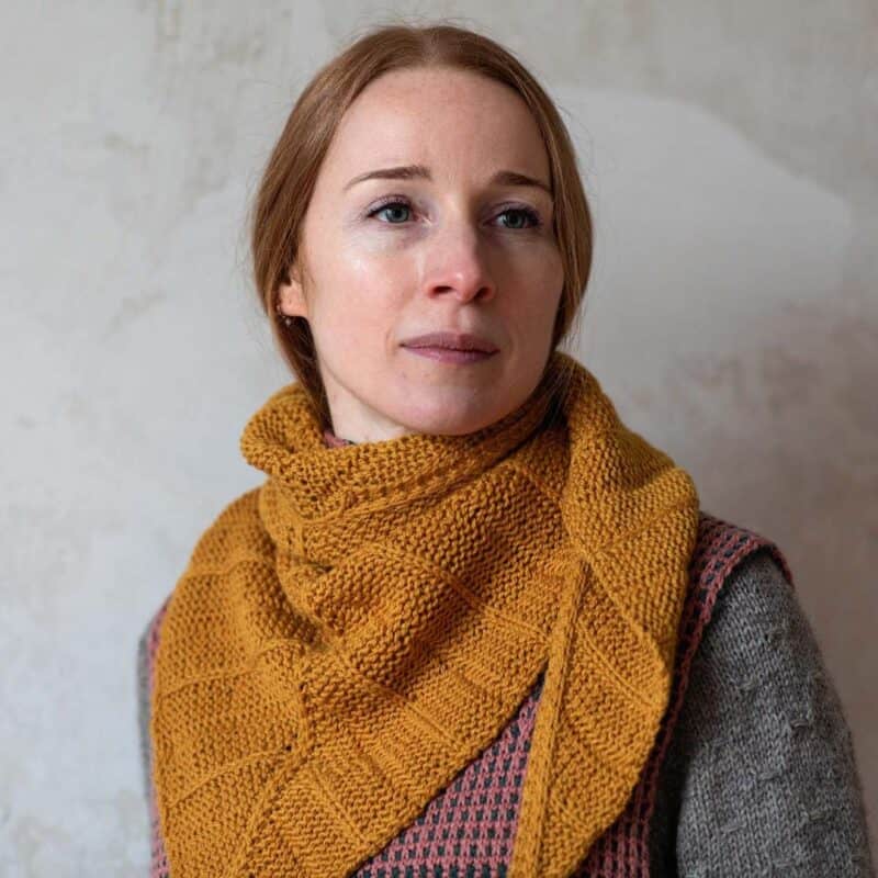 Schönes, gelbes Wolltuch zum Stricken und Häkeln, perfekt für kreative Handarbeiten im Wollke-Sho.