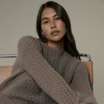 Rowan Häkelpullover Nori aus weicher Wolle, getragen von einer jungen Frau.
