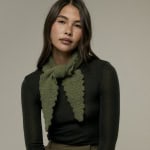 Rowan Wollhalstuch Ornella in Grün, perfekt zum Stricken und Häkeln.