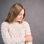 Strickset KINDERPULLOVER MINI POMPOM mit Garn und Anleitung – Bild 4