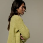 Rowan Pullover Armeria aus weicher Wolle, getragen von einer Frau, passend zum Stricken und Häkeln.